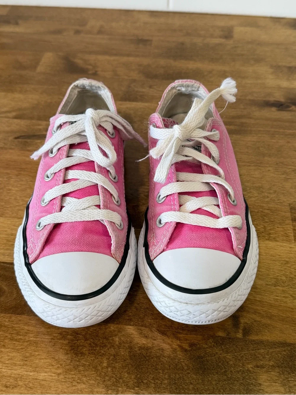 Converse Kids Low Top Sneakers - Pink and White- size 13 Youth- video in listing